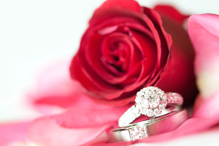 恋愛運アップは宝石、結婚運は満開の桜！　風水師オススメ3月の開運待ち受け