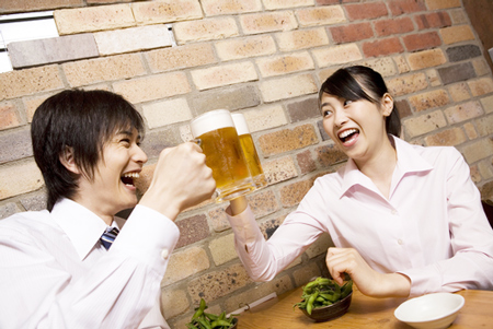 【らくらく風水】乾杯をビールにすると、ギスギスした職場の人間関係が円滑になる！