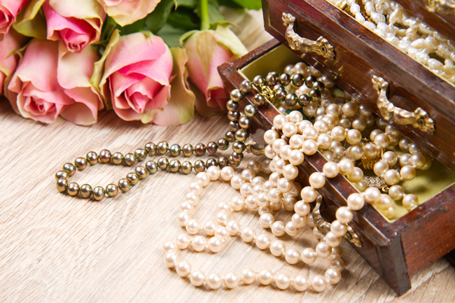 【断捨離風水】身に着けないアクセサリーを捨てないでいると、恋もお金も寄ってこない！