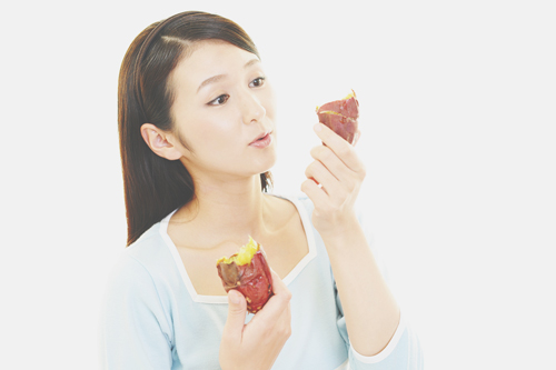 【心理テスト】焼き芋の食べ方でわかる即ヤリ度 半分に割って食べる人は…… 【心理テスト】焼き芋の食べ方でわかる即ヤリ度 半分に割って食べる人は……